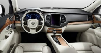 Najbolj osupljiva odlika je centralna konzola z zaslonom na dotik, ki je srce novega avtomobilskega nadzornega sistema