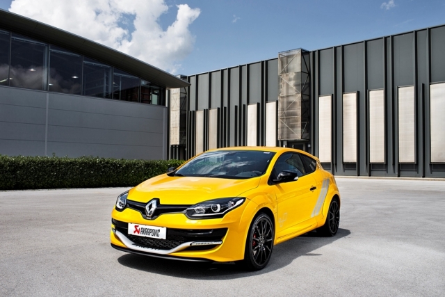 Renault v prodajo zdaj pošilja Megana RS Trophy, ki stane 33.990 evrov. 