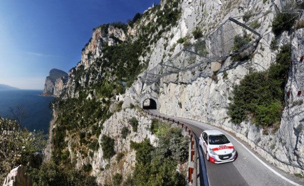 Rally 1000 Miglia zaznamujejo slikovite trase hitrostnih preizkušenj.