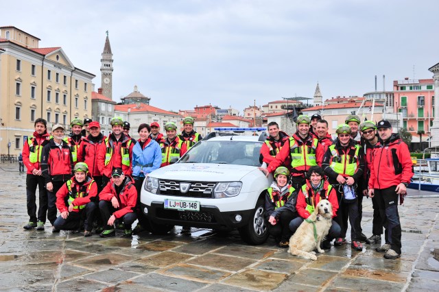 Predaja enega od dveh vozil Dacia Duster Gorski reševalni zvezi Slovenija v Piranu.